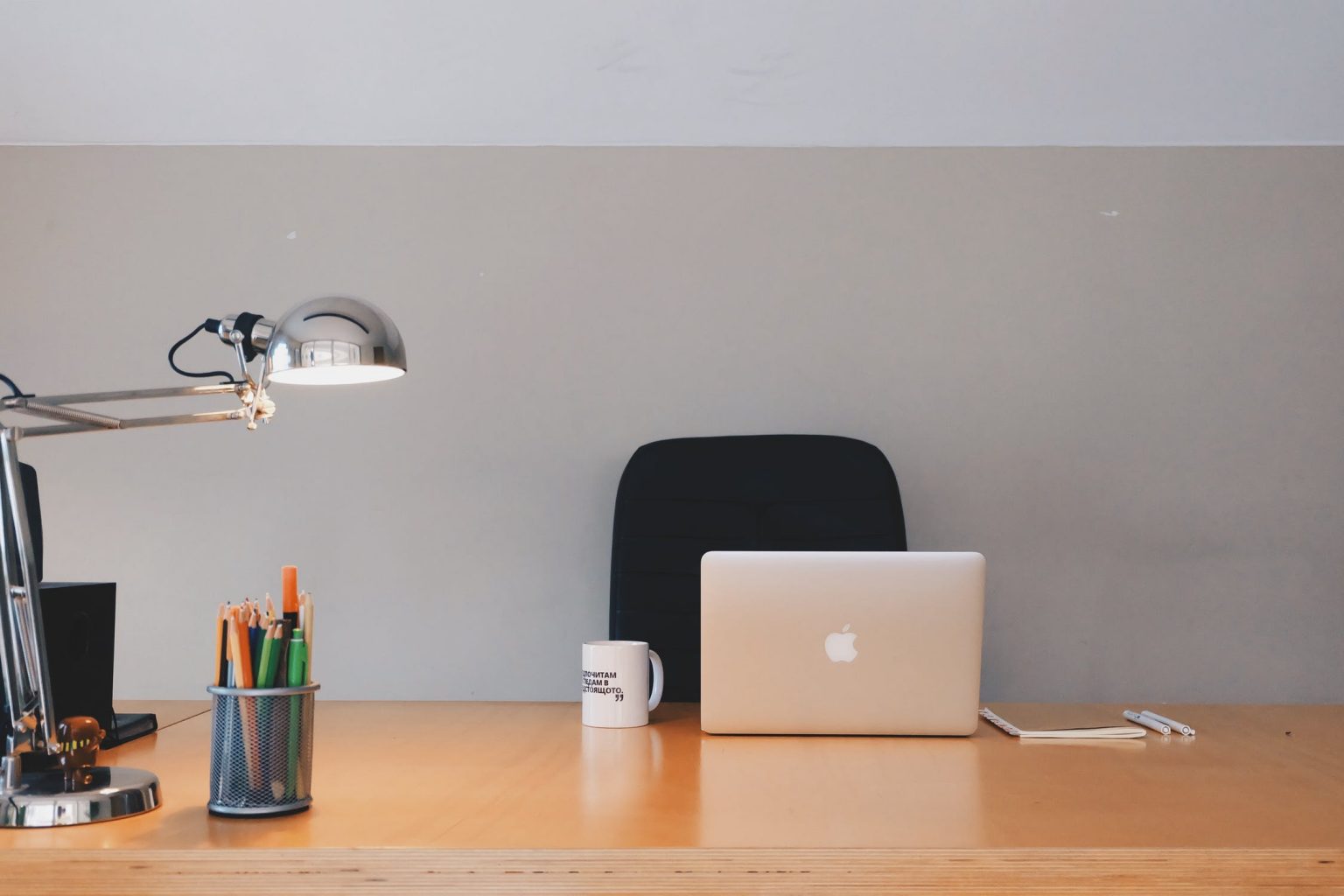 Waar op letten bij het kopen van een bureau: tips voor het kiezen van het juiste bureautype voor je kantoor.