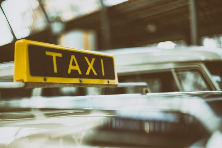 Home Taxi Almere voordelig online boeken met vaste tarieven naar Schiphol en Amsterdam