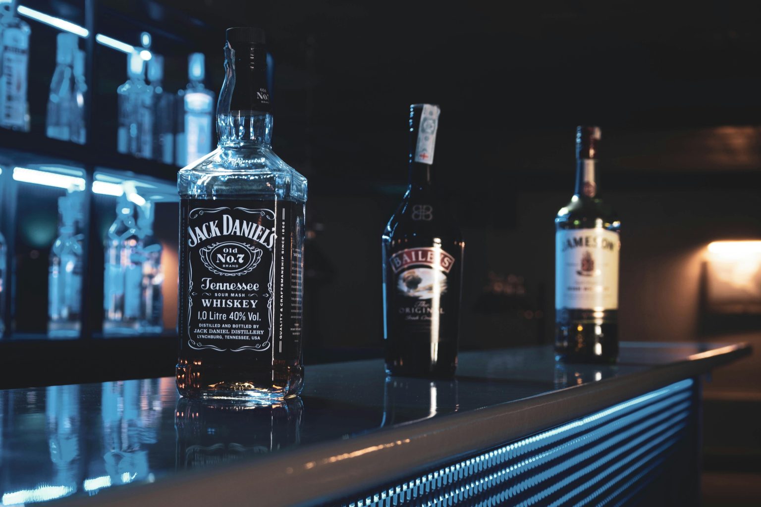 Verscheidenheid aan drankflessen met unieke ontwerpen, vormen en kleuren die merkidentiteit en flesiontwerp illustreren.